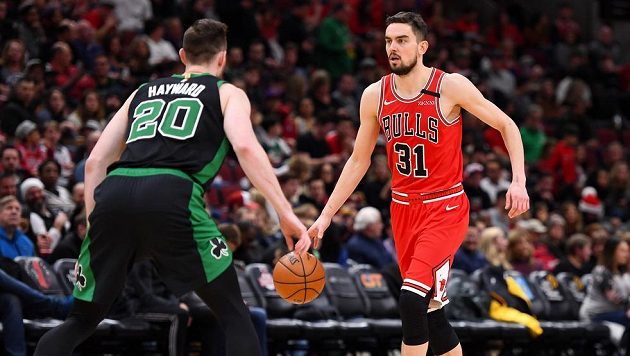 Tomáš Satoranský (vpravo) proti Gordonu Haywardovi z Bostonu. Tomáš Satoranský (vpravo) proti Gordonu Haywardovi z Bostonu.