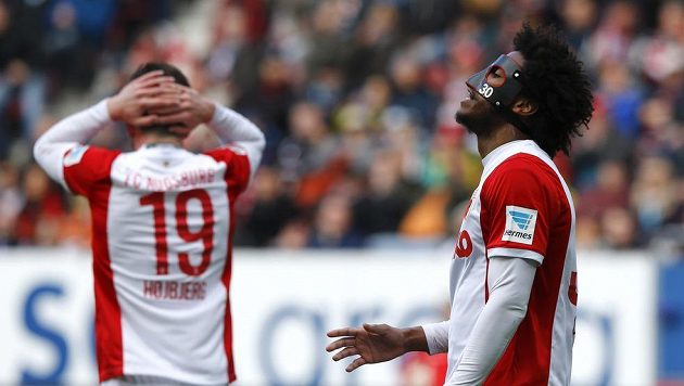 Fotbalisté Augsburgu Pierre-Emile Hoejbjerg (vlevo) a Caiuby při utkání se Schalke. Fotbalisté Augsburgu Pierre-Emile Hoejbjerg (vlevo) a Caiuby při utkání se Schalke.