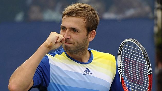 Britský tenista Dan Evans v utkání s Bernardem Tomicem. Britský tenista Dan Evans v utkání s Bernardem Tomicem.