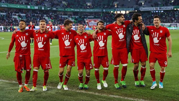 Fotbalistí Bayernu se radují z mistrovského titulu. Fotbalistí Bayernu se radují z mistrovského titulu.