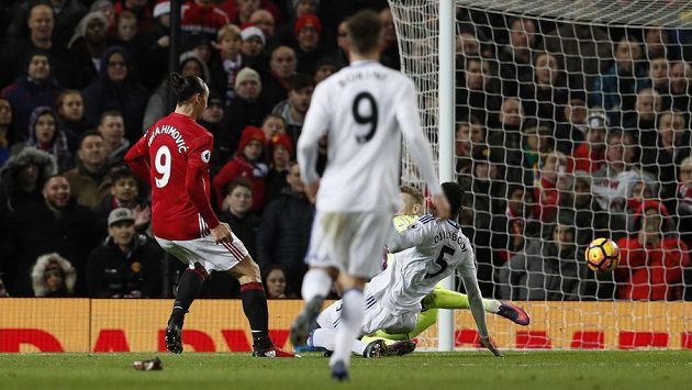 Zlatan Ibrahimovic z Manchesteru United střílí gól v utkání proti Sunderlandu. Zlatan Ibrahimovic z Manchesteru United střílí gól v utkání proti Sunderlandu.