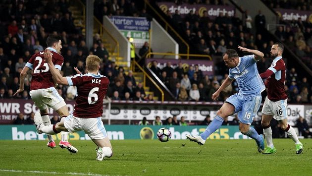 Záložník Stoke City Charlie Adam střílí na branku Burnley v utkání Premier League. V zápase pobavil diváky víc svým zpackaným rohovým kopem. Tomu se směje celá Anglie. Záložník Stoke City Charlie Adam střílí na branku Burnley v utkání Premier League. V zápase pobavil diváky víc svým zpackaným rohovým kopem. Tomu se směje celá Anglie.