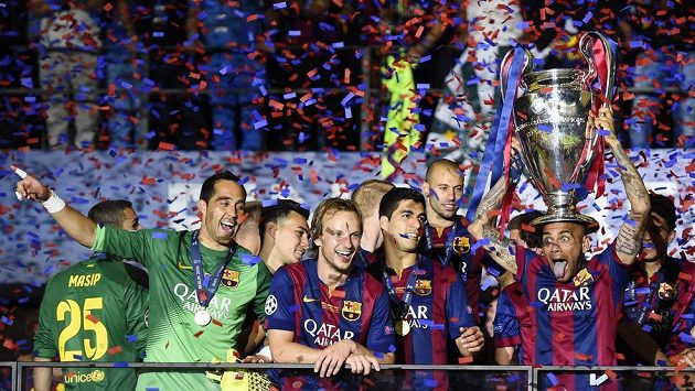 Fotbalisté Barcelony slaví vítězství v Lize mistrů. S trofejí se raduje obránce Dani Alves. Fotbalisté Barcelony slaví vítězství v Lize mistrů. S trofejí se raduje obránce Dani Alves.