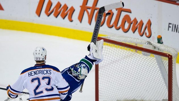 Gólman Vancouveru Roberto Luongo zabraňuje zákrokem holí takřka jistému gólu Edmontonu. Gólman Vancouveru Roberto Luongo zabraňuje zákrokem holí takřka jistému gólu Edmontonu.