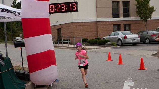 Dvanáctiletá americká dívka Madison Rahschulteová, která si usmyslela, že ve státě Indiana zaběhne závody na pět kilometrů. A to ve všech krajích. Těch je 92. Dvanáctiletá americká dívka Madison Rahschulteová, která si usmyslela, že ve státě Indiana zaběhne závody na pět kilometrů. A to ve všech krajích. Těch je 92.
