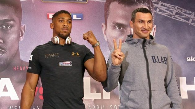 Anthony Joshua a Vladimir Kličko při pózování před sobotním duelem. Anthony Joshua a Vladimir Kličko při pózování před sobotním duelem.