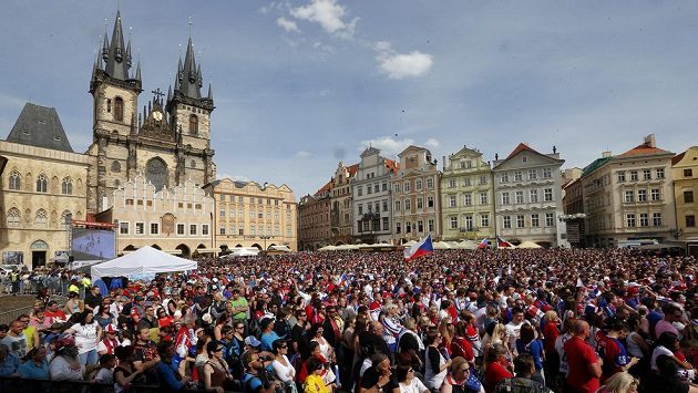 Čeští fanoušci na Staroměstském náměstí. Čeští fanoušci na Staroměstském náměstí.