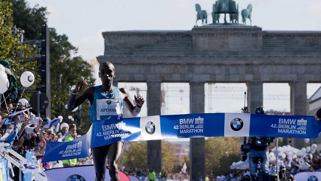 Eliud Kipchoge doběhl jako první do cíle za Brandenburskou bránou. Eliud Kipchoge doběhl jako první do cíle za Brandenburskou bránou.