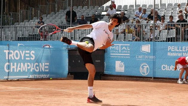 Srbský tenista Stefan Bojič předvádí na kurtu jeden ze svých freestylových kousků. Srbský tenista Stefan Bojič předvádí na kurtu jeden ze svých freestylových kousků.