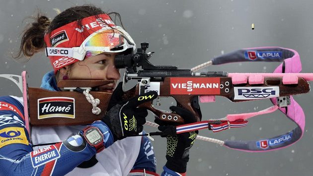 Česká biatlonistka Veronika Vítková během střelby vestoje. Česká biatlonistka Veronika Vítková během střelby vestoje.