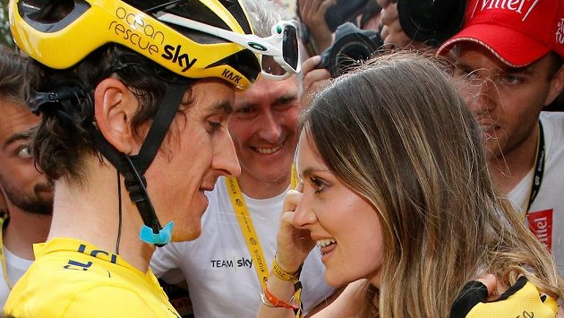 Vítěz Tour Geraint Thomas s manželkou Sarou Elen Thomasovou. Vítěz Tour Geraint Thomas s manželkou Sarou Elen Thomasovou.