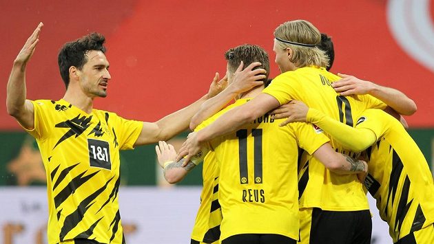 Fotbalisté Dortmundu se radují z gólu proti Mohuči. Zády Marco Reus se spoluhráči Erlingem Brautem Haalandem, Matsem Hummelsem (vlevo). Fotbalisté Dortmundu se radují z gólu proti Mohuči. Zády Marco Reus se spoluhráči Erlingem Brautem Haalandem, Matsem Hummelsem (vlevo).