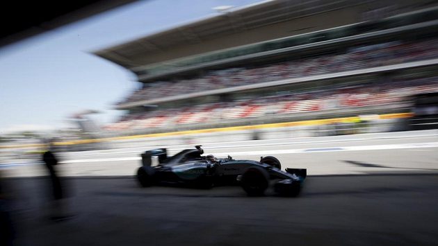 Lewis Hamilton při trénincích na španělském okruhu. Lewis Hamilton při trénincích na španělském okruhu.