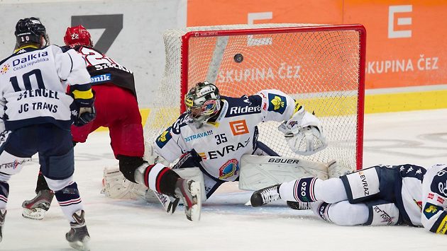 Královéhradecký útočník Jiří Šimánek (druhý zleva) střílí gól vítkovickému brankáři Filipu Šindelářovi. Královéhradecký útočník Jiří Šimánek (druhý zleva) střílí gól vítkovickému brankáři Filipu Šindelářovi.
