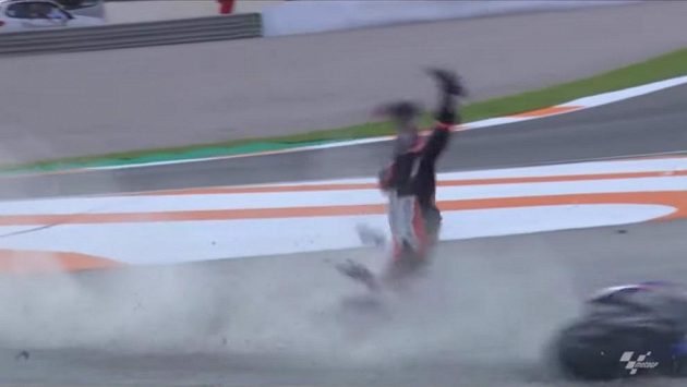 Motocyklový závodník Johann Zarco a jeho děsivá nehoda během Velké ceny Valencie Motocyklový závodník Johann Zarco a jeho děsivá nehoda během Velké ceny Valencie