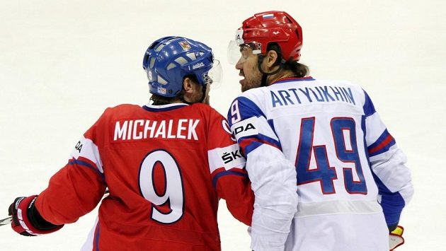 Rus Jevgenij Arťuchin a český útočník Milan Michálek při utkání na hokejovém MS 2011. Rus Jevgenij Arťuchin a český útočník Milan Michálek při utkání na hokejovém MS 2011.