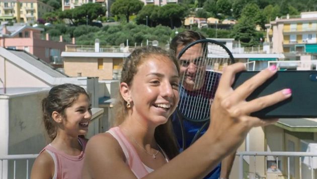 Švýcarský tenista Roger Federer navštívil dvě mladé tenistky, které se během karantény proslavily tréninkem na střeše. Švýcarský tenista Roger Federer navštívil dvě mladé tenistky, které se během karantény proslavily tréninkem na střeše.