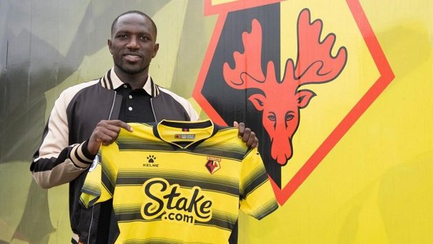 Fotbalista Moussa Sissoko pózuje s dresem Watfordu. Fotbalista Moussa Sissoko pózuje s dresem Watfordu.