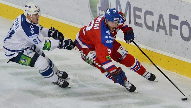 Jiřího Novotného ze Lva Praha (vpravo) brání Marek Kvapil z Dynama Moskva. Jiřího Novotného ze Lva Praha (vpravo) brání Marek Kvapil z Dynama Moskva.