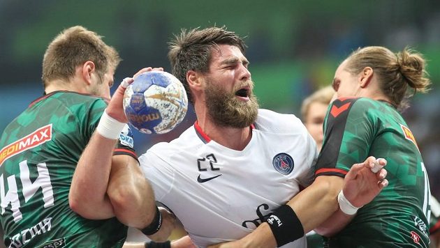 Luka Karabatič z Paris St. Germain se snaží probít přes dvojici hráčů Fuchse Berlín Kresimir Kozina (vlevo) a Kent Robin Tonnesen (vpravo). Luka Karabatič z Paris St. Germain se snaží probít přes dvojici hráčů Fuchse Berlín Kresimir Kozina (vlevo) a Kent Robin Tonnesen (vpravo).