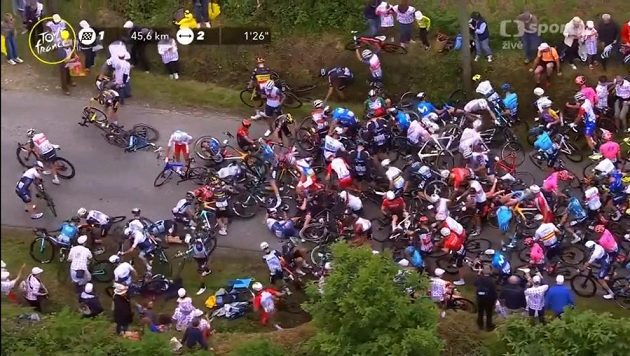 Hromadný pád v první etapě Tour de France Hromadný pád v první etapě Tour de France