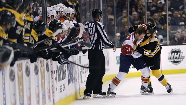 Jesseho Winchestera (vlevo) přijel ztrestat bostonský Gregory Campbell. Jesseho Winchestera (vlevo) přijel ztrestat bostonský Gregory Campbell.