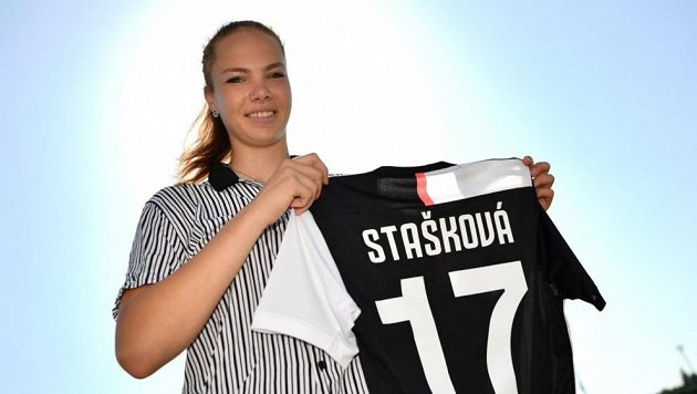 Devatenáctiletá fotbalistka Stašková přestoupila do Juventusu Turín. Devatenáctiletá fotbalistka Stašková přestoupila do Juventusu Turín.