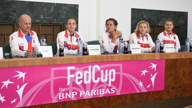 Český tým na losování. Zleva nehrající kapitán Petr Pála a tenistky Karolína Plíšková, Barbora Strýcová, Kateřina Siniaková a Lucie Šafářová. Český tým na losování. Zleva nehrající kapitán Petr Pála a tenistky Karolína Plíšková, Barbora Strýcová, Kateřina Siniaková a Lucie Šafářová.