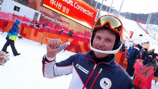 Ondřej Berndt ukazuje zlomený palec. Ondřej Berndt ukazuje zlomený palec.