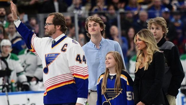 Bývalý obránce a kapitán Blues Chris Pronger se svou rodinou. Bývalý obránce a kapitán Blues Chris Pronger se svou rodinou.