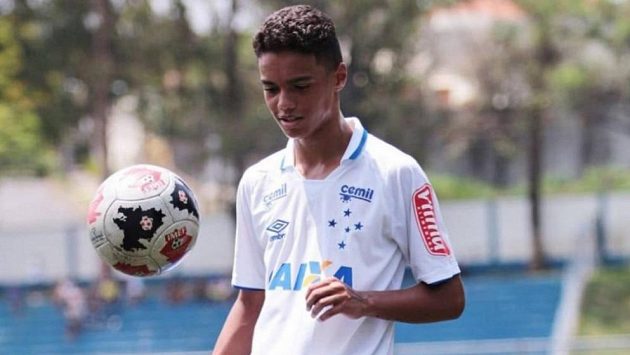 Ronaldinhův syn João Mendes de Assis Moreira podepsal profesionální smlouvu s brazilským týmem Cruzeiro Esporte Clube. Ronaldinhův syn João Mendes de Assis Moreira podepsal profesionální smlouvu s brazilským týmem Cruzeiro Esporte Clube.