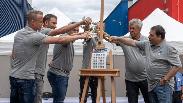 Křest unikátní edice známek plzeňské Viktorie před Doosan arénou. Zleva bývalí hráči Plzně David Limberský, Marek Bakoš, Pavel Horváth, Daniel Kolář, legenda Viktorie František Plass a tvůrce známek Milan Bauer. Křest unikátní edice známek plzeňské Viktorie před Doosan arénou. Zleva bývalí hráči Plzně David Limberský, Marek Bakoš, Pavel Horváth, Daniel Kolář, legenda Viktorie František Plass a tvůrce známek Milan Bauer.