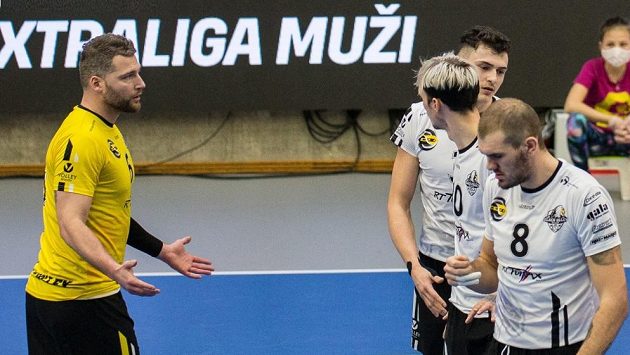 Český volejbalový reprezentant Milan Moník (vlevo) bude od příští sezony oblékat dres Lvů. Český volejbalový reprezentant Milan Moník (vlevo) bude od příští sezony oblékat dres Lvů.