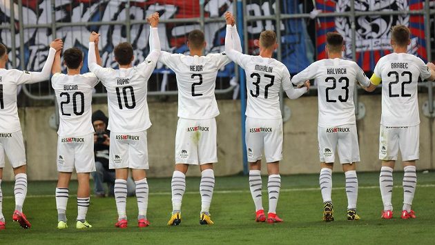 Fotbalisté Plzně děkují svým fanouškům po skončení zápasu. Fotbalisté Plzně děkují svým fanouškům po skončení zápasu.