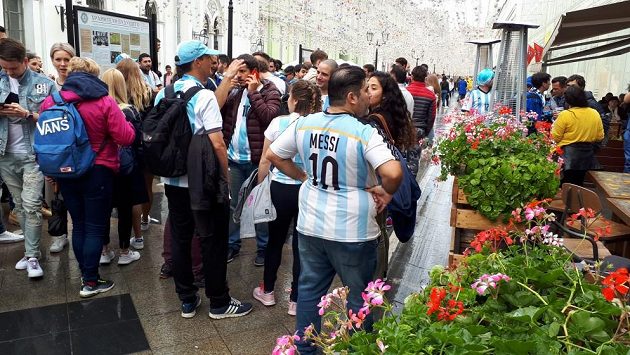 Argentinští fanoušci mají na triku průšvih, který bude stát tamní svaz milióny. Argentinští fanoušci mají na triku průšvih, který bude stát tamní svaz milióny.