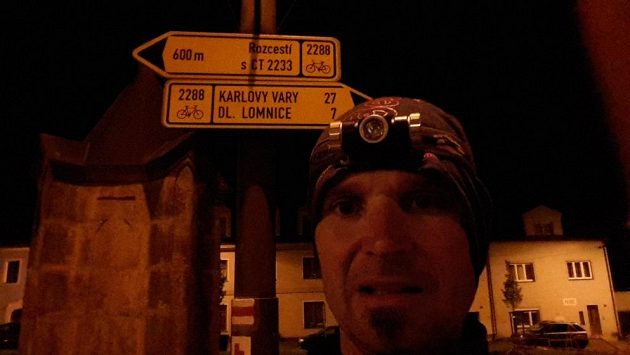 Jsou noci, kdy potřebujete spolehlivou svítilnu. Na 166 km dlouhé cestě do Varů. Jsou noci, kdy potřebujete spolehlivou svítilnu. Na 166 km dlouhé cestě do Varů.