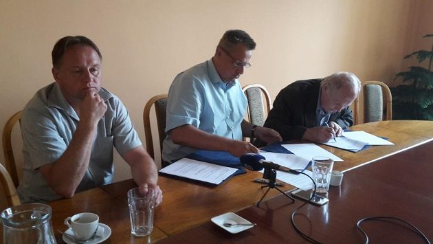 Jednatel kladenského hokejového klubu Jaromír Jágr starší (vpravo) podepisuje dotační smlouvu. Vedle něj sedí primátor města Milan Volf (uprostřed) a trenér Rytířů Pavel Patera. Jednatel kladenského hokejového klubu Jaromír Jágr starší (vpravo) podepisuje dotační smlouvu. Vedle něj sedí primátor města Milan Volf (uprostřed) a trenér Rytířů Pavel Patera.