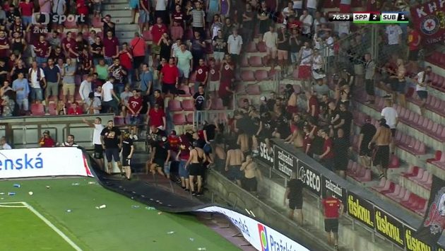 Fanoušci z kotle Sparty během odvety se Suboticí prolomili bariéru a vnikli na hrací plochu. Fanoušci z kotle Sparty během odvety se Suboticí prolomili bariéru a vnikli na hrací plochu.