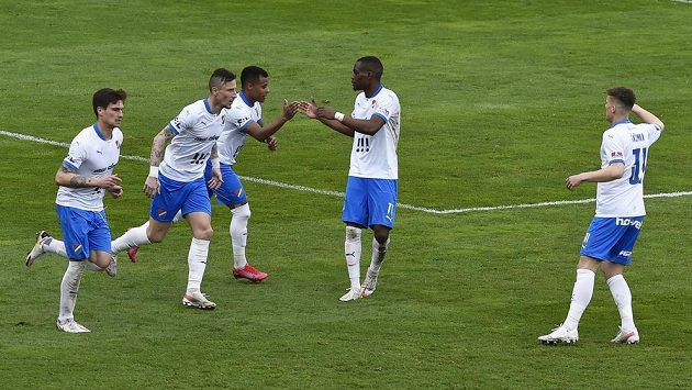 Hráči Ostravy se radují z prvního gólu. Uprostřed je autor gólu Carlos Dyjan De Azevedo z Ostravy. Hráči Ostravy se radují z prvního gólu. Uprostřed je autor gólu Carlos Dyjan De Azevedo z Ostravy.