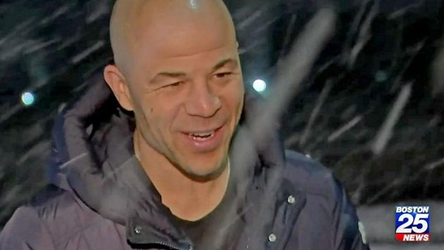 Bývalý kanadský hokejista Jarome Iginla odpovídá reportérce televizní stanice na otázky ohledně počasí. Bývalý kanadský hokejista Jarome Iginla odpovídá reportérce televizní stanice na otázky ohledně počasí.