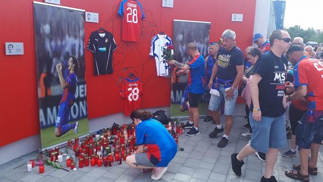 Fanoušci Plzně dávají poslední sbohem bývalému obránci Viktorie Mariánu Čišovskému, který v noci na neděli zemřel po dlouhé těžké nemoci. Bylo mu čtyřicet let. Fanoušci Plzně dávají poslední sbohem bývalému obránci Viktorie Mariánu Čišovskému, který v noci na neděli zemřel po dlouhé těžké nemoci. Bylo mu čtyřicet let.