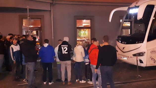 Fanoušci byli zvědaví na příjezd fotbalistů Realu. Fanoušci byli zvědaví na příjezd fotbalistů Realu.