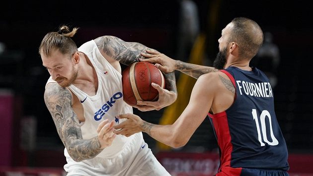 Patrik Auda (vlevo) si kryje míč před Evanem Fournierem. Patrik Auda (vlevo) si kryje míč před Evanem Fournierem.