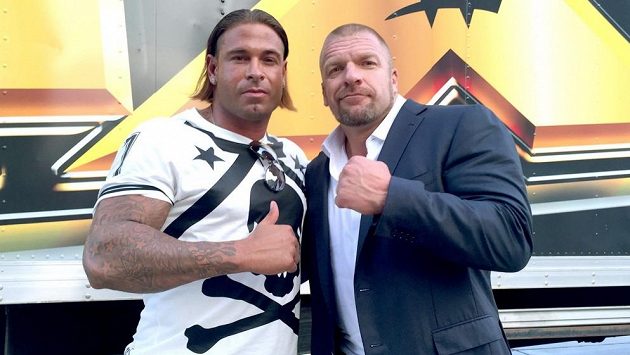 Tim Wiese chytal za Werder Brémy, německou reprezentaci, pak se vrhl na wrestling. Tim Wiese chytal za Werder Brémy, německou reprezentaci, pak se vrhl na wrestling.