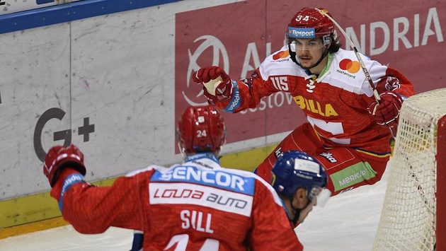 Kevin Klima oslavuje premiérový gól v dresu Sparty. Vlevo je jeho spoluhráč Zach Sill. Kevin Klima oslavuje premiérový gól v dresu Sparty. Vlevo je jeho spoluhráč Zach Sill.