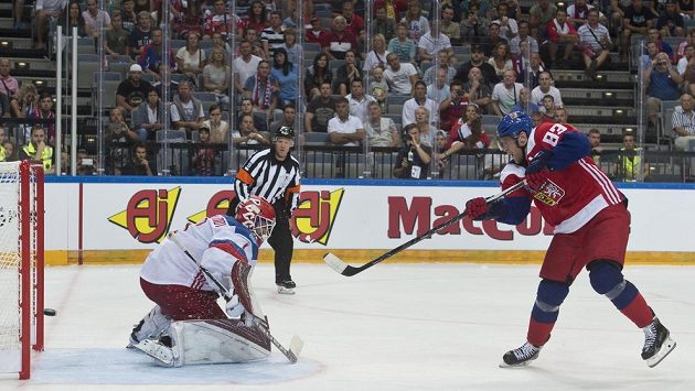 Český reprezentant Aleš Hemský střílí vítězný gól v samostatných nájezdech, vlevo je ruský brankář Semjon Varlamov. Český reprezentant Aleš Hemský střílí vítězný gól v samostatných nájezdech, vlevo je ruský brankář Semjon Varlamov.