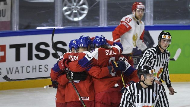 Čeští hokejisté oslavují gól proti Rusům Čeští hokejisté oslavují gól proti Rusům