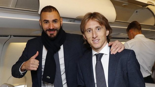 Hvězdy Realu Madrid Karim Benzema (vlevo) a Luka Modrič v letadle. Hvězdy Realu Madrid Karim Benzema (vlevo) a Luka Modrič v letadle.