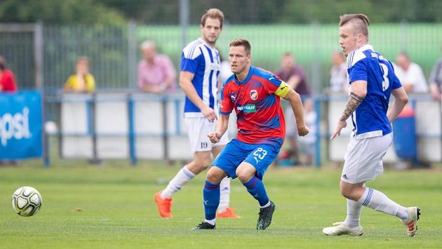 Plzeňský záložník Lukáš Kalvach odehrál první poločas přípravného utkání s Domažlicemi s kapitánskou páskou. Plzeňský záložník Lukáš Kalvach odehrál první poločas přípravného utkání s Domažlicemi s kapitánskou páskou.