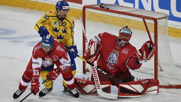 Před českým gólmanem Jakubem Kovářem bojují švédský útočník Linus Johansson a obránce Jakub Nakládal. Před českým gólmanem Jakubem Kovářem bojují švédský útočník Linus Johansson a obránce Jakub Nakládal.